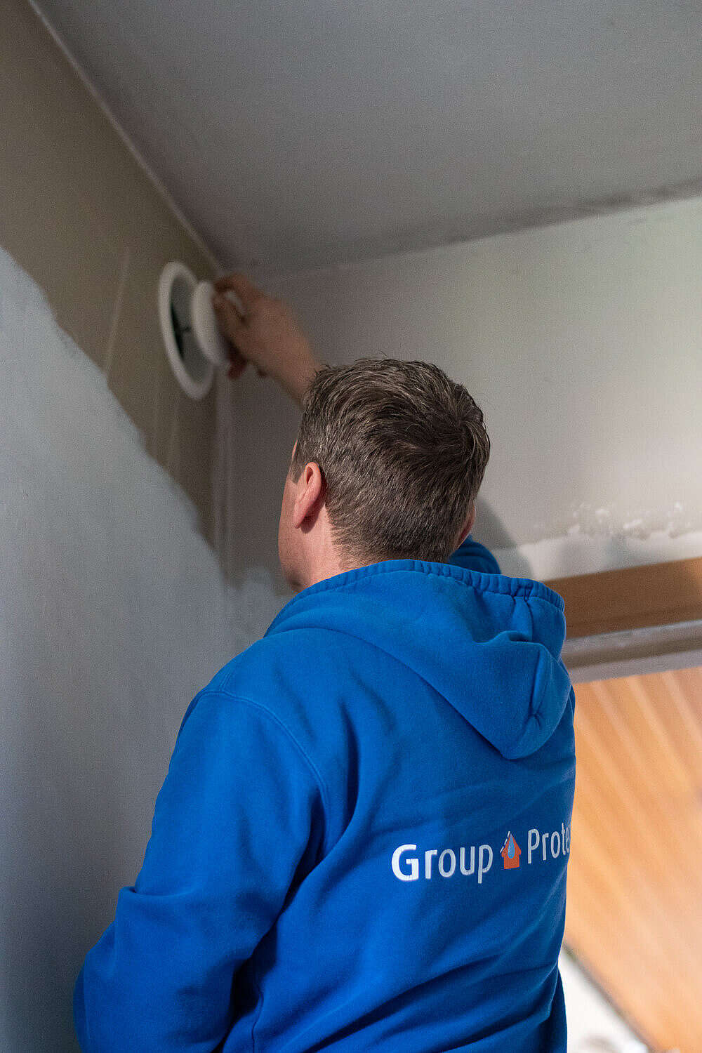 Ventilatiespecialist van Aqua Protect installeert ventilatiesysteem