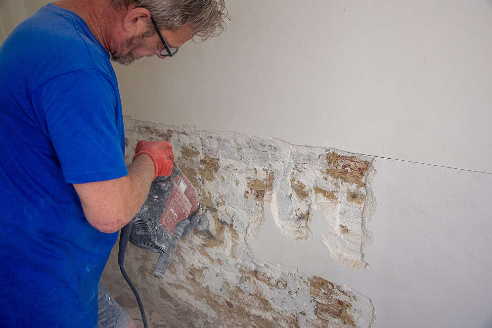 Muren klaar zetten voor injectie wegnemen pleisterwerken