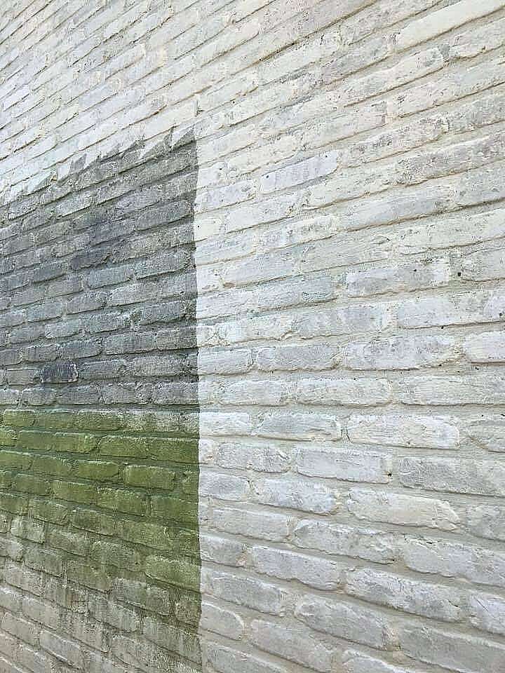 Gevel behandeld met hydrofuge wit en vochtafstotend aan de ene kant, groen en vochtig aan de andere kant